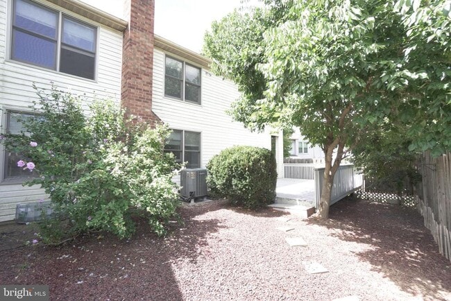 Building Photo - 103 Bonnie Lark Ct