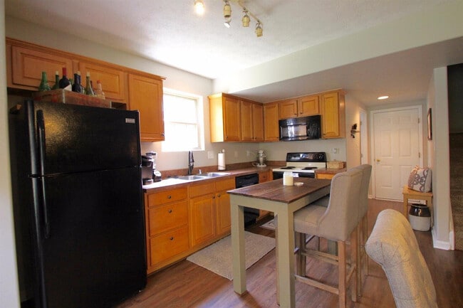 Building Photo - 897 Henderson Dr