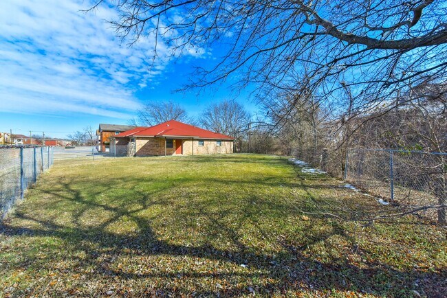 Building Photo - 3708 Hereford Ln