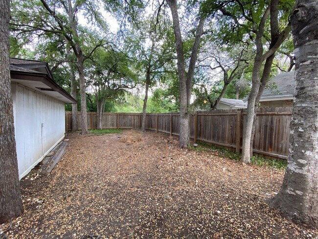 Building Photo - WHISPERING OAKS RARE FIND 3 BD/2 BA AVAILABLE APRIL 7TH!
