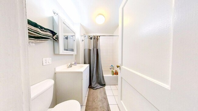 Interior Photo - 734-44 W. Aldine