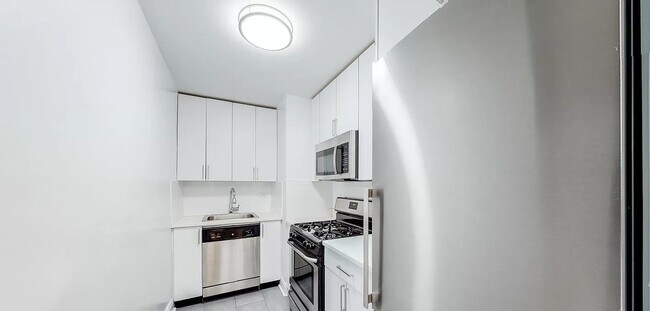 Building Photo - 96 Fifth Avenue