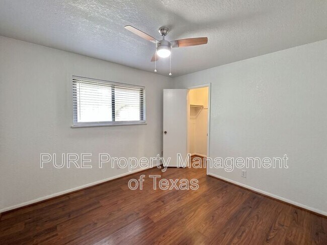 Building Photo - 3000 Lakeside Dr
