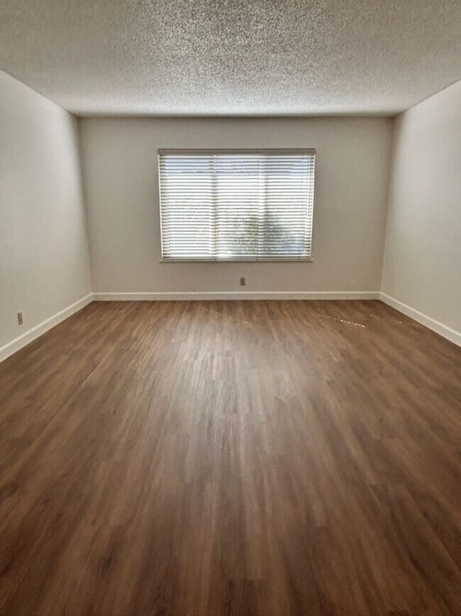 Building Photo - 749 E Wrenwood Ln