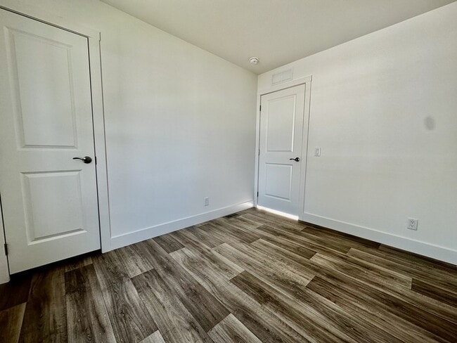 Building Photo - 16 Rainier St N