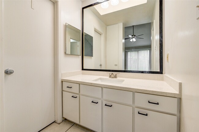 Building Photo - 12327 Fairmeadow Dr