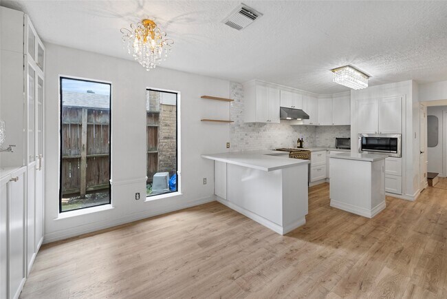 Building Photo - 8033 Oakwood Forest Dr
