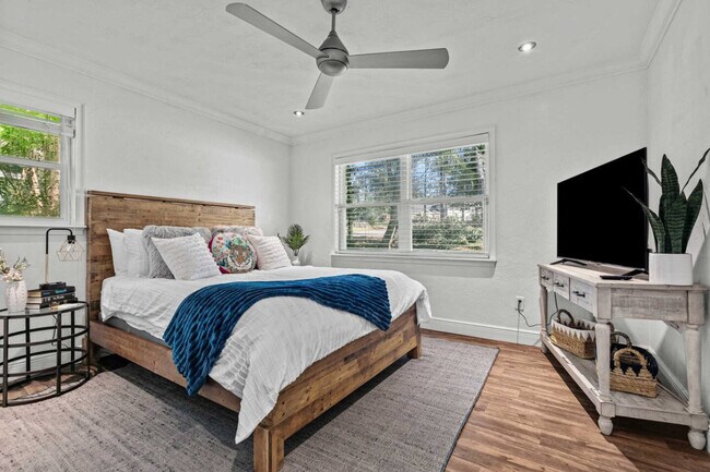 Building Photo - 2821 NW 4th Ln