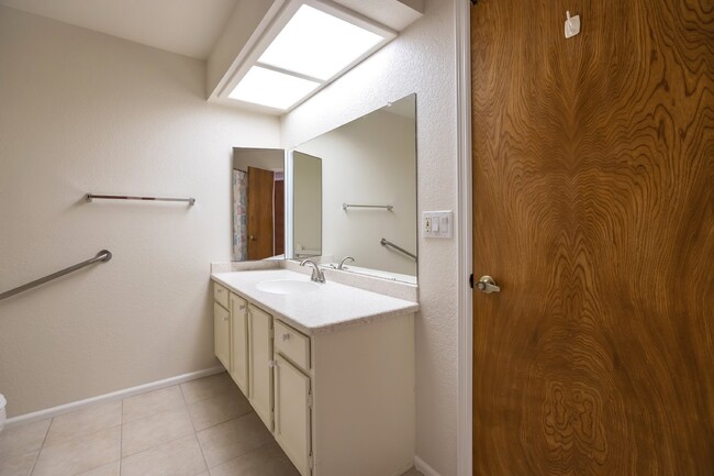 Building Photo - Lovely  South Scottsdale Charmer!