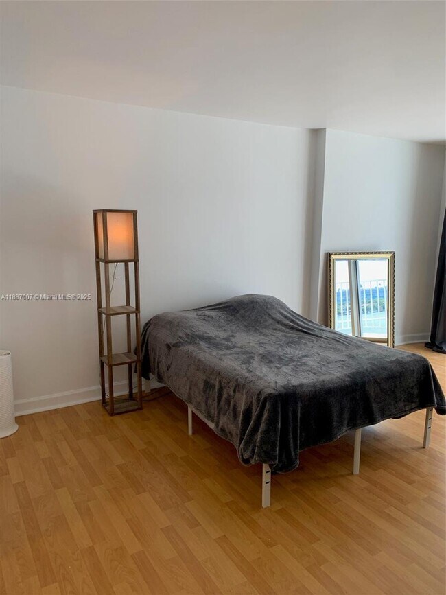 Building Photo - 1228 West Ave