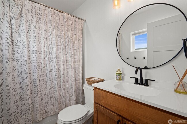 Building Photo - 3 Bedroom 2 Bath located in Winlock