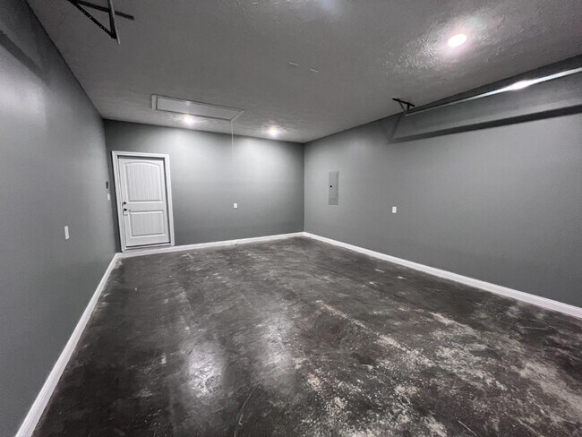 Building Photo - Twin Oaks Drive