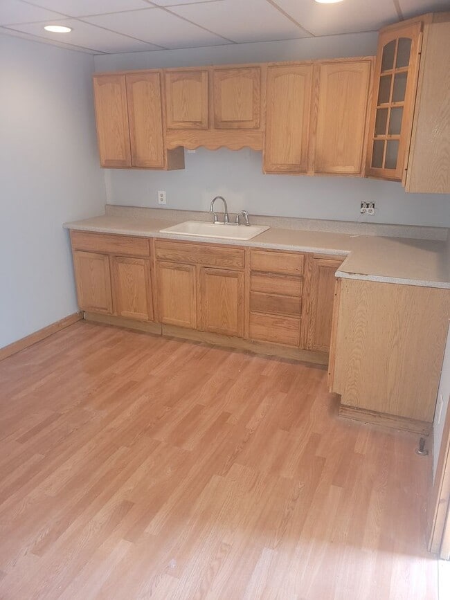 Building Photo - 3 bedroom, 1 bathroom Townhouse--Ready for...