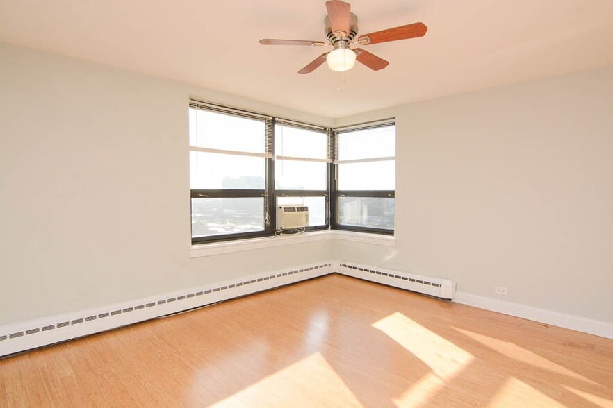 Building Photo - 428 W Wellington Ave