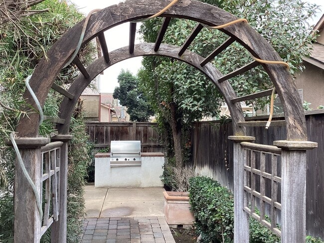 Building Photo - 741 W Barcelona Ln