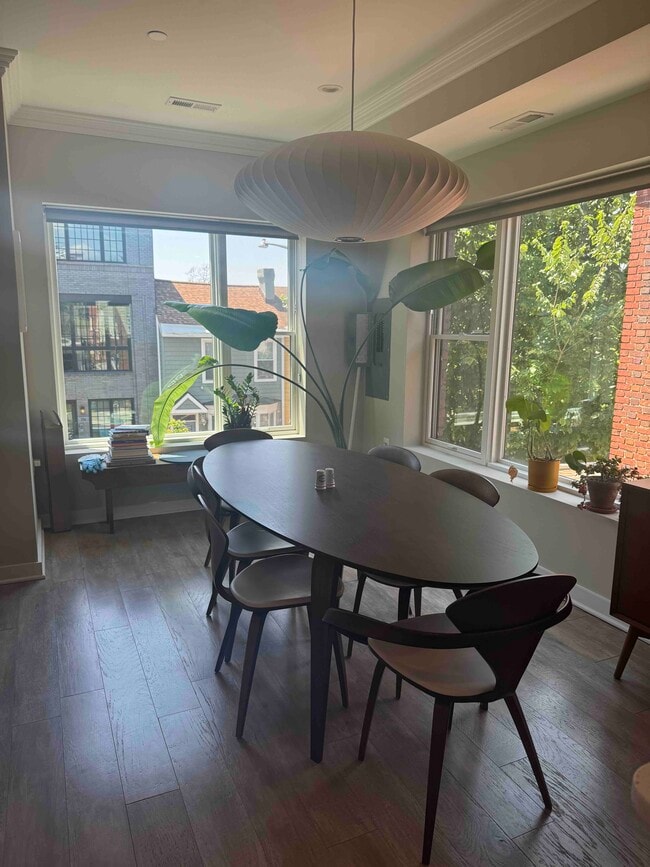 Dining room with south exposure - 765 Girard St NW