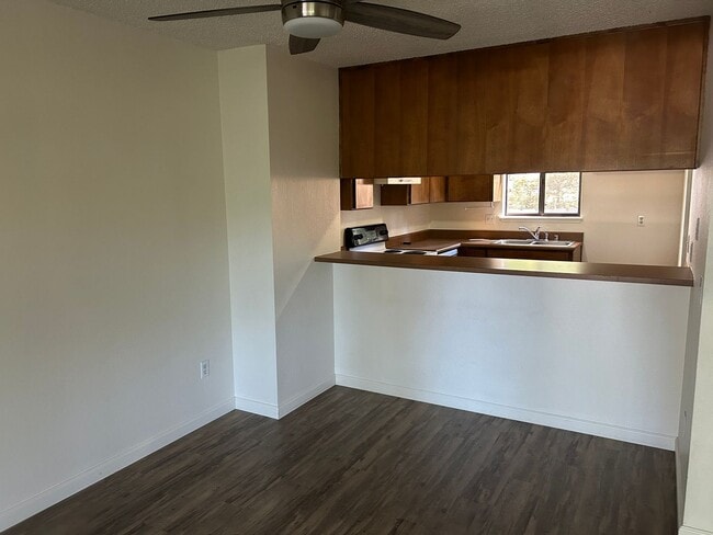 Building Photo - Kingsbury Greens HOA 2 bedroom 1 1/2 bath in Alta Sierra
