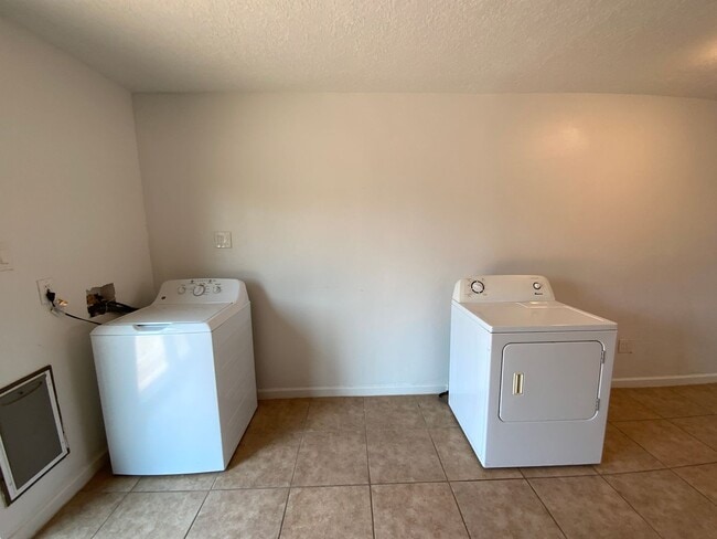 Building Photo - 2 Bedroom Single Story Home Available Near...
