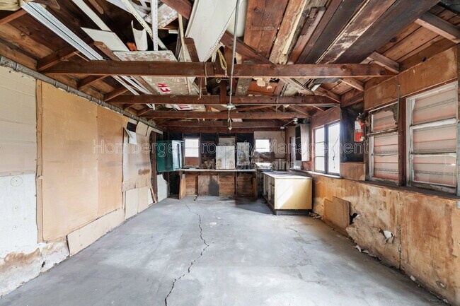 Building Photo - 6950 N Crestline St