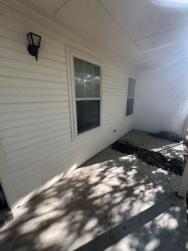 Building Photo - AVAILABLE NOW!!