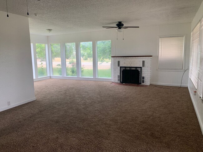 Building Photo - 3 bed / 1 ba country house - Live Oak