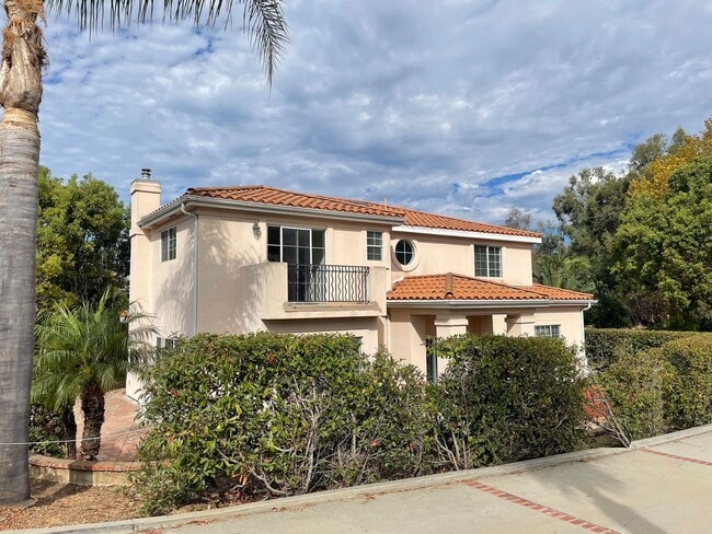 Building Photo - 4527 Hollister Ave