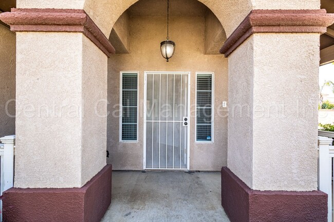 Building Photo - 3 Bedroom/2 Bath Home in Desired Southwest...