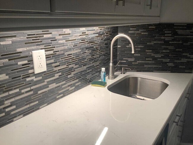 Building Photo - 2 Bay Club Dr