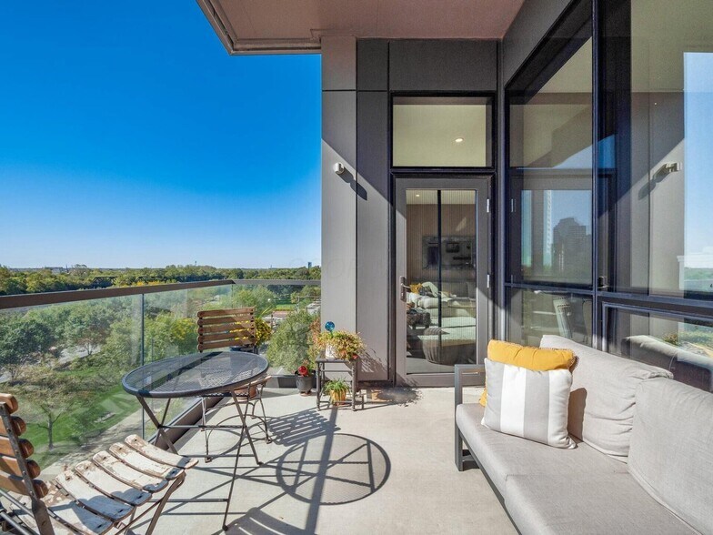 Building Photo - 250 W Spring St