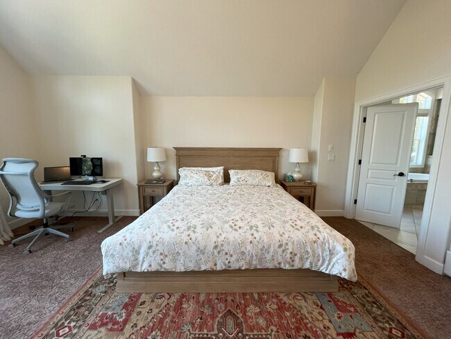 Building Photo - Elegant 4-Bedroom Luxury Home with Panoram...