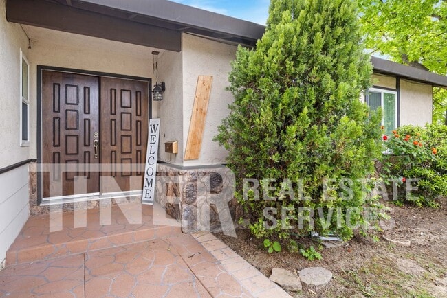 Building Photo - 511 Lyndhurst Ave