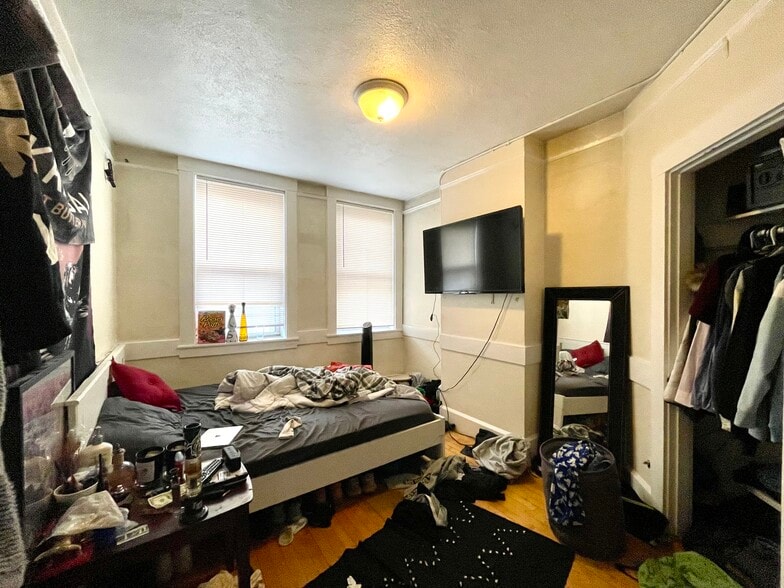 Building Photo - 161 Endicott St