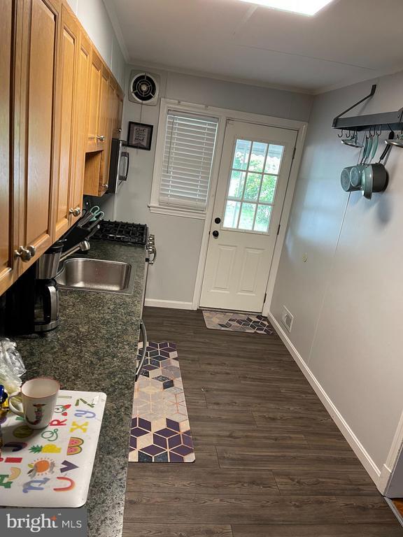 Building Photo - 1658 Thetford Rd