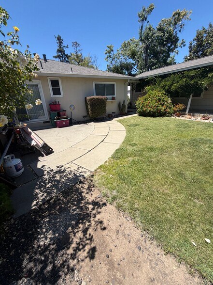 Building Photo - 3882 Yale Way