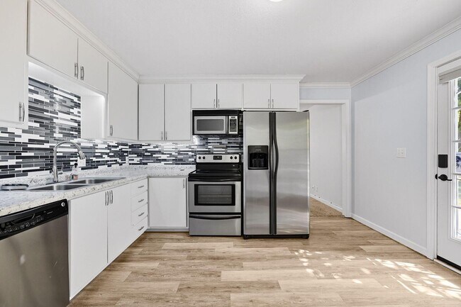 Building Photo - 455 Lakeview Dr