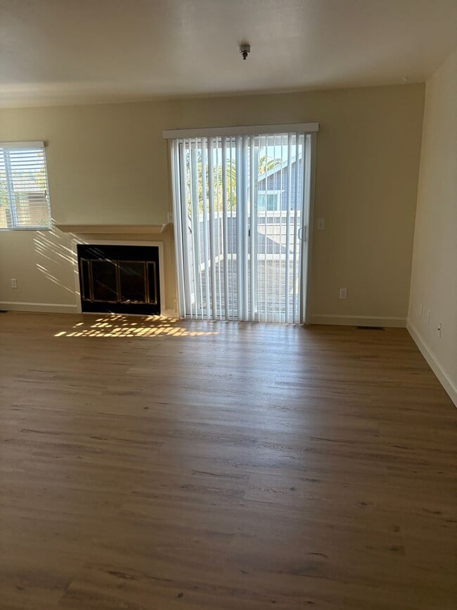 Building Photo - Great West Petaluma 2/1.5 Home - 422B Upham Street