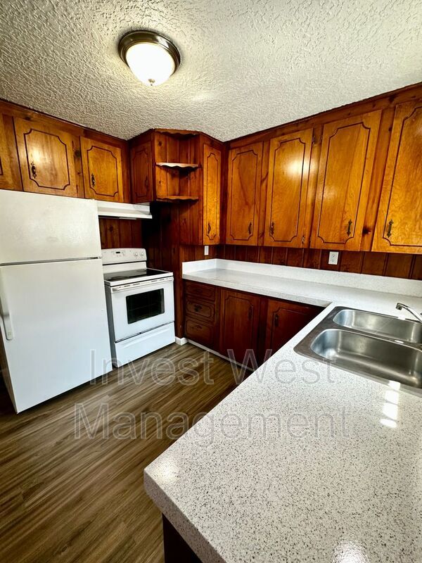 Building Photo - 550 NE Anderson St