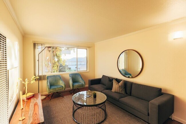 Building Photo - Newly renovated apartment at Oakbrook! 2 M...