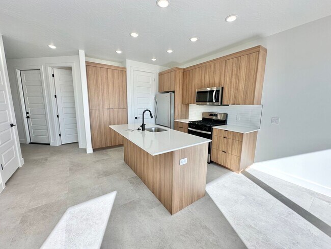 Building Photo - PET FRIENDLY!! HURRICANE TOWNHOME!