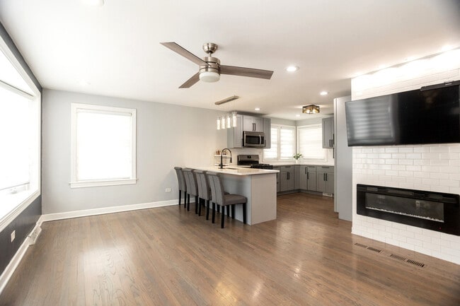 Building Photo - 9945 Sunnyside Ave