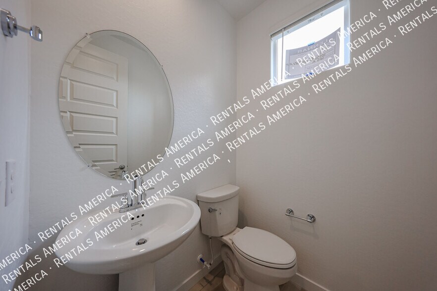 Building Photo - 10151 E Ulysses Ave