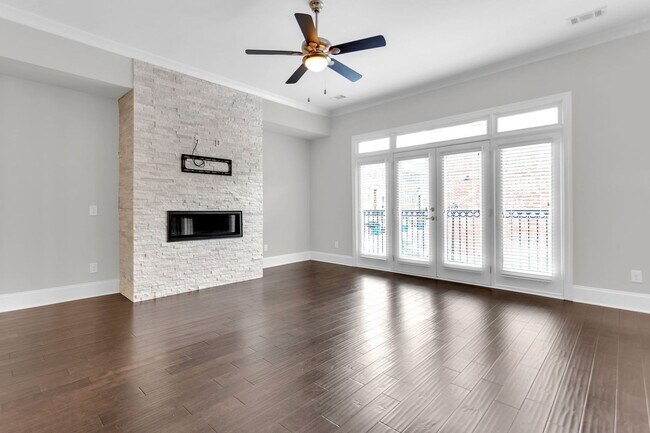 Building Photo - Stunning Executive Townhome in Gated Brook...