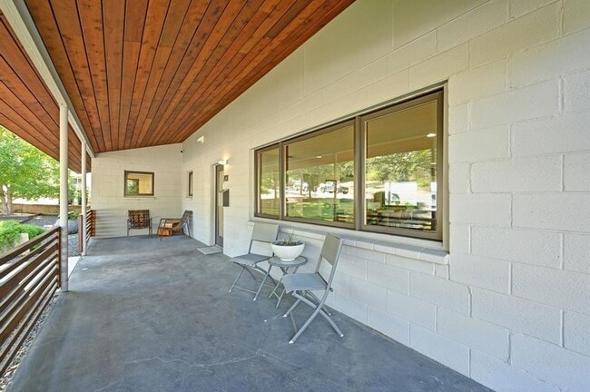 Building Photo - 701 Brownlee Cir