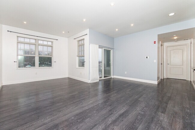 Building Photo - 614 Pond St