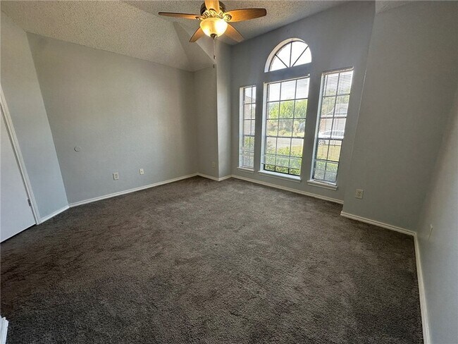 Building Photo - 2189 Spring Park Dr