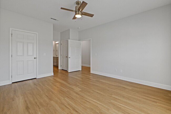 Building Photo - New Luxury Townhouse