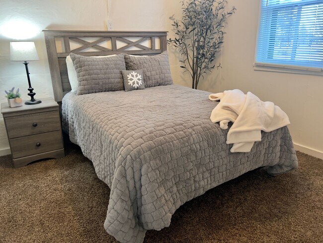 Building Photo - 1 bedroom/1 Bath, Furnished or Unfurnished available.