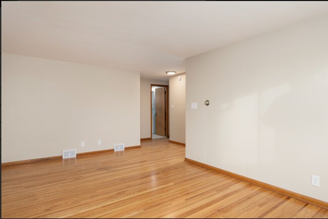 Building Photo - 562 Kenmore Ave