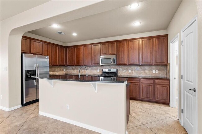 Building Photo - 2041 Livonia Dr