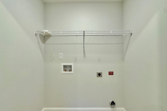 Building Photo - AVAILABLE NOW! (Pet Friendly)